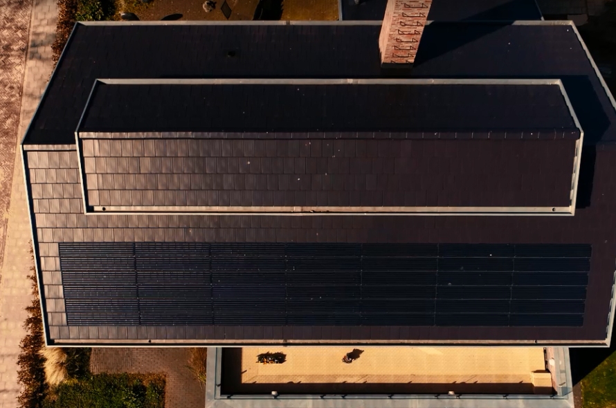 Roof-mounted solar tiles